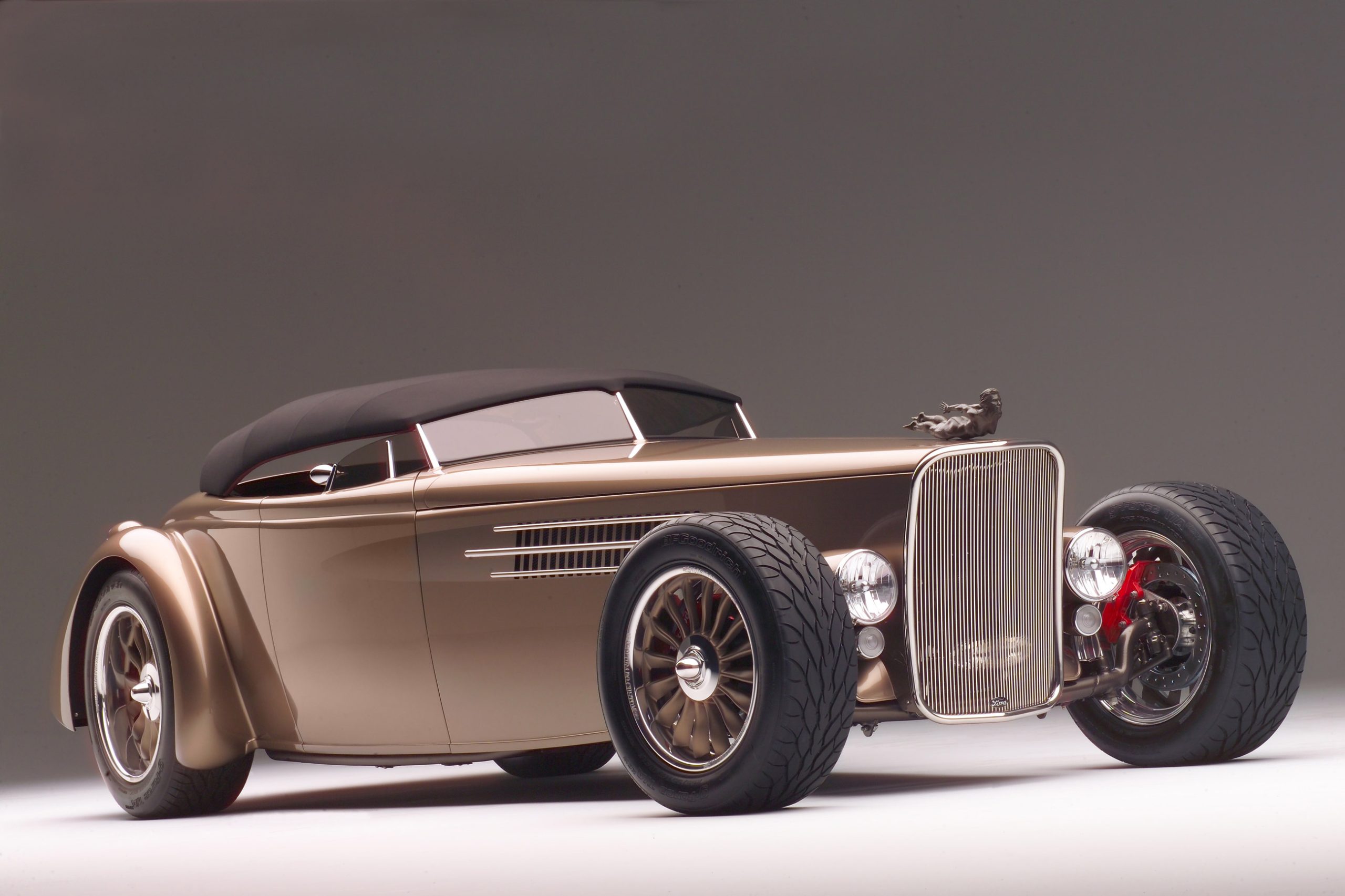 Ken Fenical’s 2006 Posies Aeroliner Sport commands attention with 1930s French coach-inspired styling. A stretched 139-inch chassis, 531hp Roush 427R Dart V8, aluminum body, and luxe touches like Corvette buckets and A/C make this two-seater a modern hot rod masterpiece.